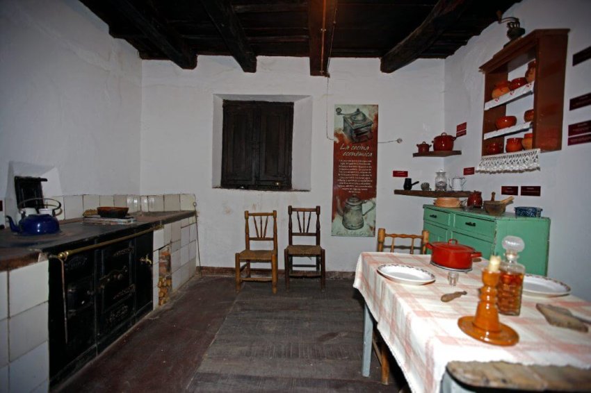 La cocina económica con fogón de hierro