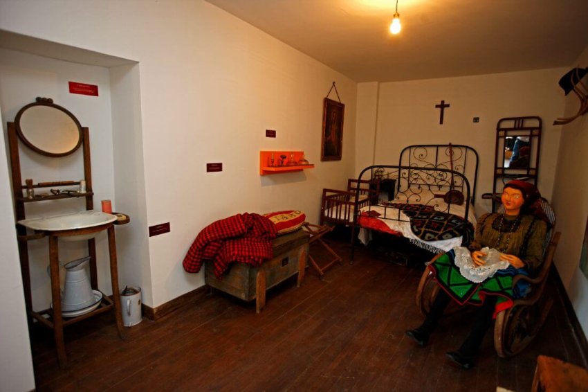 El dormitorio con cama de forja y cuna