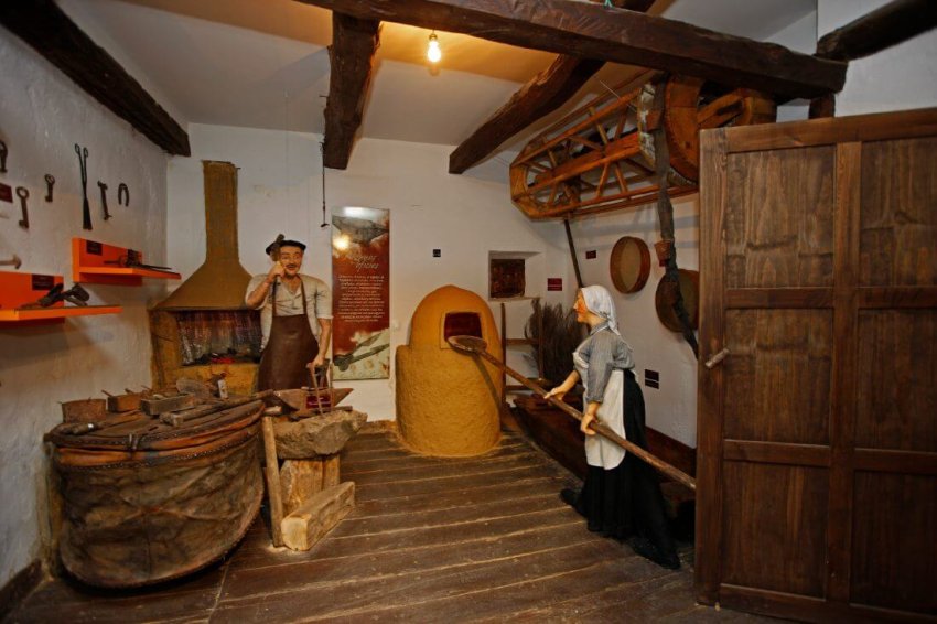 Los oficios: fragua y horno de pan
